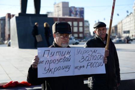 Новосибирцы приветствовали воссоединение Крыма и России. Депутаты Госдумы А.Е.Локоть и С.П.Обухов отметили значение денонсации Беловежского соглашения коммунистической Думой в 1996 году