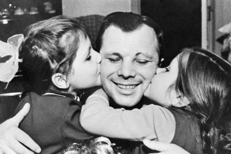 Юрий Гагарин - наш человек в космосе. Первому в мире космонавту 9 марта исполнилось бы 80 лет