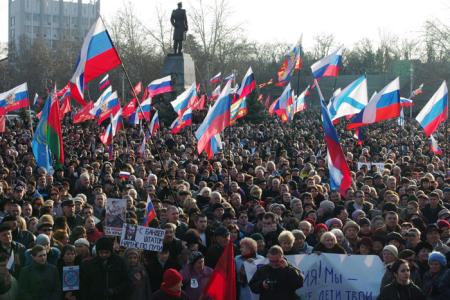 Митингующие в Луганске, Донецке и Симферополе с российскими и красными флагами СССР скандируют «Россия!»