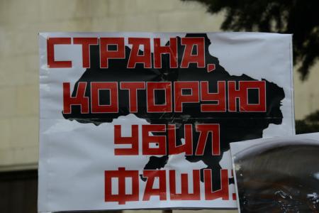 «Нет фашизму на Украине!». В Москве возле посольства братской республики состоялась встреча с депутатами фракции КПРФ