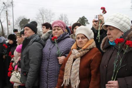 Венки и живые цветы возложили к памятнику 6-й роте коммунисты Псковского областного отделения КПРФ