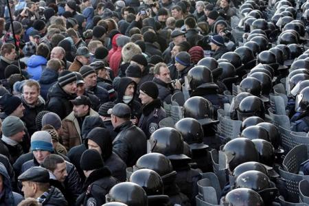 Донецк. Как же довели русских. Майдано-бандеровский "поезд дружбы" схлестнулся с участниками митинга за союз с Россией. Есть жертвы