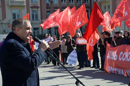 Ростовские коммунисты провели митинг под лозунгом «Мы с тобой, Крым! Нет – фашизму!»