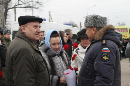 Венки и живые цветы возложили к памятнику 6-й роте коммунисты Псковского областного отделения КПРФ