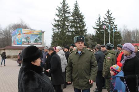Венки и живые цветы возложили к памятнику 6-й роте коммунисты Псковского областного отделения КПРФ