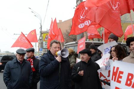 Коммунисты поддержали решение Путина в крымском вопросе. Выступление В.И. Кашина на пикете у посольства США  в Москве. Видео KPRF.TV