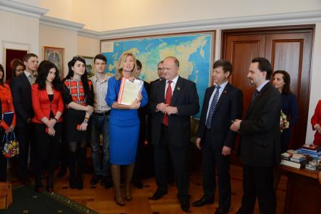 Г.А. Зюганову передали наградной лист его отца