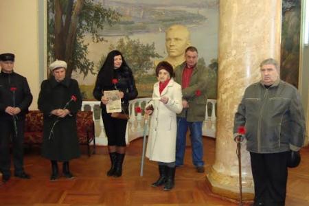 В День космонавтики сталинградские коммунисты вышли на субботник