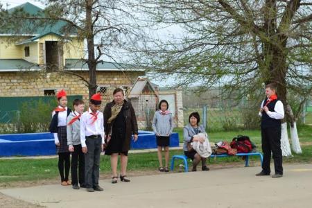 Республика Калмыкия. Пионеры в почетном карауле у памятника В.И. Ленину