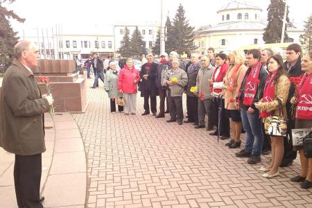 Рязанские коммунисты возложили цветы к памятникам В.И. Ленина