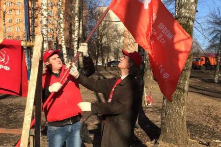 День космонавтики коммунисты города-героя Тулы отметили ударным субботником под советскую музыку на улице имени Юрия Гагарина