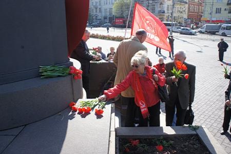 Ростовские коммунисты и сторонники партии возложили цветы к памятникам В.И. Ленину