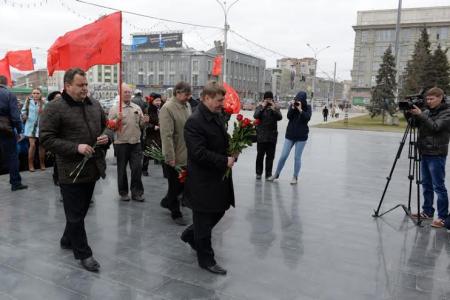Новосибирские коммунисты возложили цветы к памятнику Ленину на главной площади города