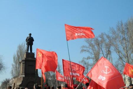В Самаре коммунисты возложили цветы к памятнику В.И. Ленину