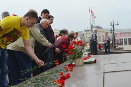 Тула. Полиция препятствовала коммунистам в проведении церемонии возложения цветов к памятнику В.И. Ленина