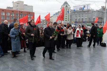 Новосибирские коммунисты возложили цветы к памятнику Ленину на главной площади города