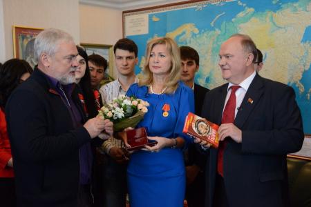 Г.А. Зюганову передали наградной лист его отца