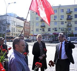 Ростовские коммунисты и сторонники партии возложили цветы к памятникам В.И. Ленину