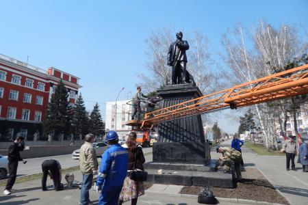 Барнаульские коммунисты отремонтировали памятник Ленину 