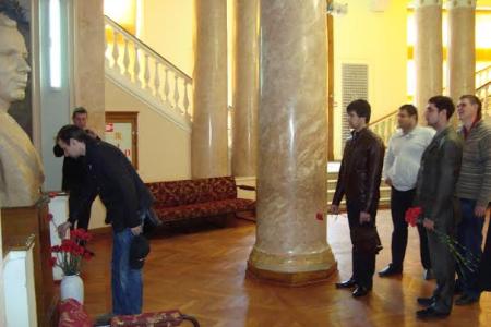 В День космонавтики сталинградские коммунисты вышли на субботник