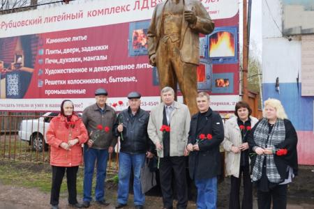 Алтайские коммунисты 22 апреля провели субботники и отремонтировали памятники Ленину 