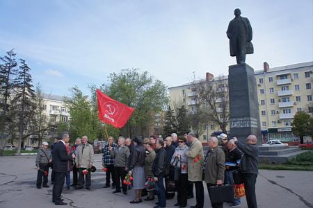 Ростовские коммунисты и сторонники партии возложили цветы к памятникам В.И. Ленину