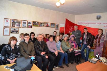 Алтайский комсомольцы на политзанятиях изучают опыт Парижской коммуны