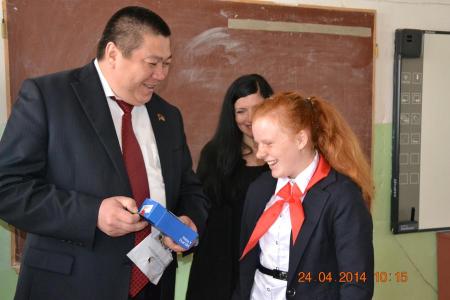 "Лучший пионер года". Депутат-коммунист Евгений  Шаманаев  поздравил победительницу конкурса в Волгоградской области 