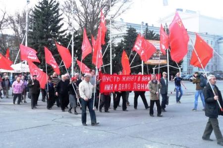 Саратовские коммунисты возложили цветы к памятникам В.И. Ленину