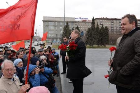 Новосибирские коммунисты возложили цветы к памятнику Ленину на главной площади города