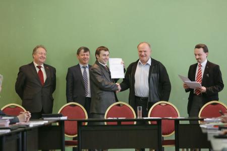 Г.А.Зюганов вручил "сертификаты соответствия" слушателям первого потока курсов партийных политтехнологов в Центре политучебы КПРФ