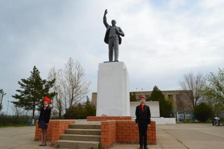 Республика Калмыкия. Пионеры в почетном карауле у памятника В.И. Ленину