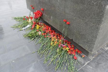 Новосибирские коммунисты возложили цветы к памятнику Ленину на главной площади города