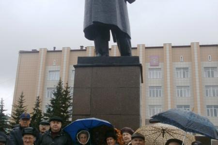 Алтайские коммунисты 22 апреля провели субботники и отремонтировали памятники Ленину 
