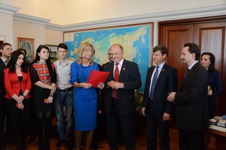 Г.А. Зюганову передали наградной лист его отца