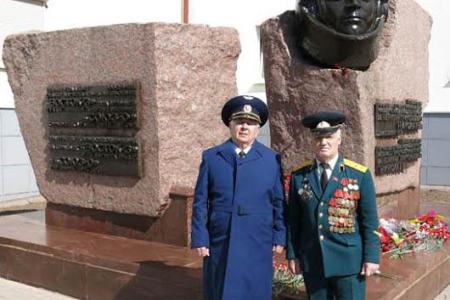 Республика Чувашия, Чебоксары. Цветы пионерам космоса