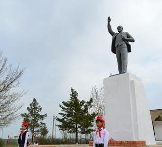 Республика Калмыкия. Пионеры в почетном карауле у памятника В.И. Ленину