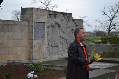 Автомотопробег под красными знаменами в городе-герое Керчь 