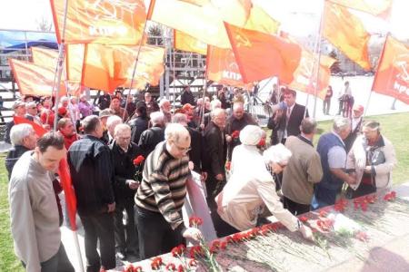 Саратовские коммунисты возложили цветы к памятникам В.И. Ленину
