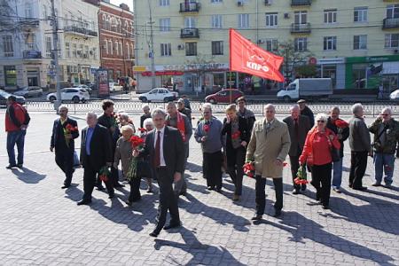 Ростовские коммунисты и сторонники партии возложили цветы к памятникам В.И. Ленину