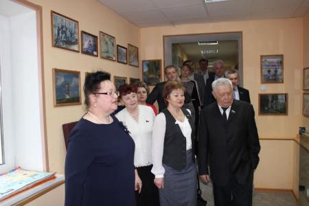 Тюменская область. Депутат-коммунист Тамара Казанцева подарила ноутбук Борковскому детскому дому