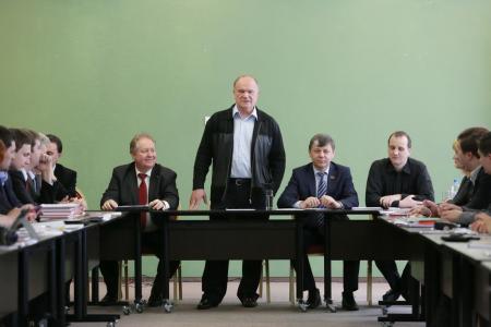 Г.А.Зюганов вручил "сертификаты соответствия" слушателям первого потока курсов партийных политтехнологов в Центре политучебы КПРФ