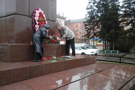 Алтайские коммунисты 22 апреля провели субботники и отремонтировали памятники Ленину 