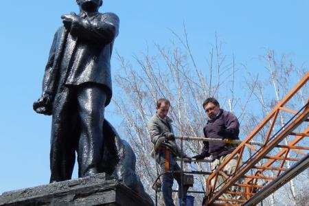 Барнаульские коммунисты отремонтировали памятник Ленину 