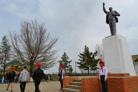 Республика Калмыкия. Пионеры в почетном карауле у памятника В.И. Ленину
