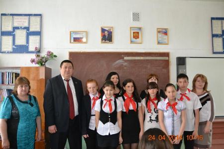 "Лучший пионер года". Депутат-коммунист Евгений  Шаманаев  поздравил победительницу конкурса в Волгоградской области 
