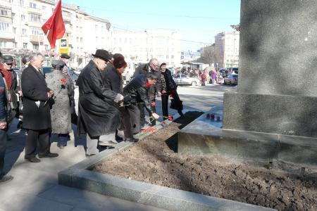 В День космонавтики рязанские коммунисты возложили цветы к памятнику К.Э. Циолковскому