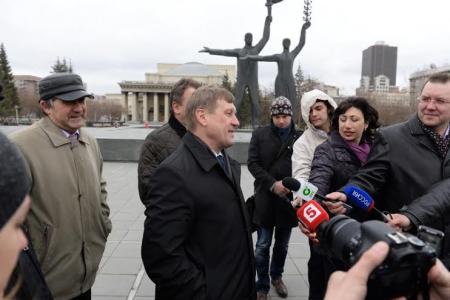 Новосибирские коммунисты возложили цветы к памятнику Ленину на главной площади города