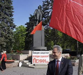 Ростовские коммунисты и сторонники партии возложили цветы к памятникам В.И. Ленину