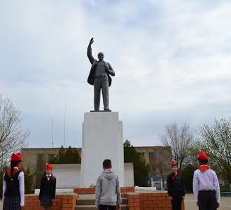 Республика Калмыкия. Пионеры в почетном карауле у памятника В.И. Ленину